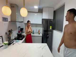 No me resisto al ver a mi culona latina hermanastra desnuda haciendo aseo así que le doy una dura follada.